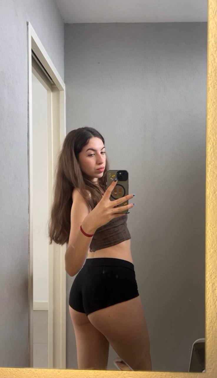 Amber in her underwear in Kanpur