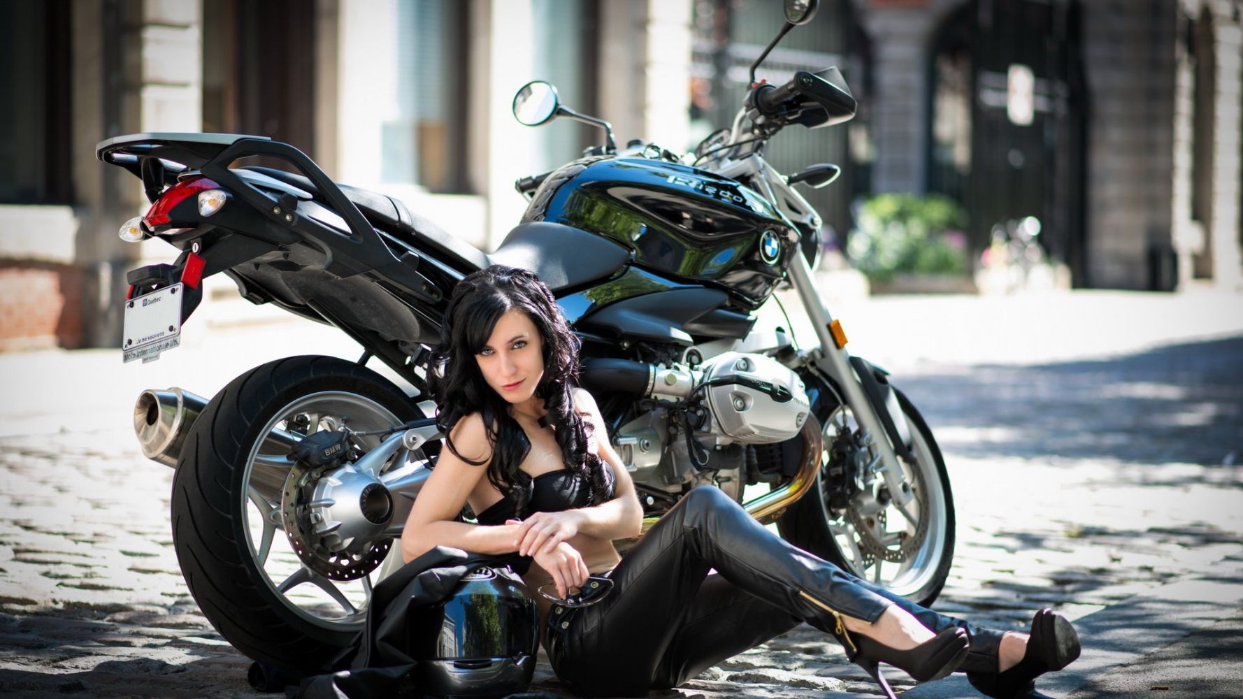 Fresh photos, fresh mood — European women on bikes online in Kanpur